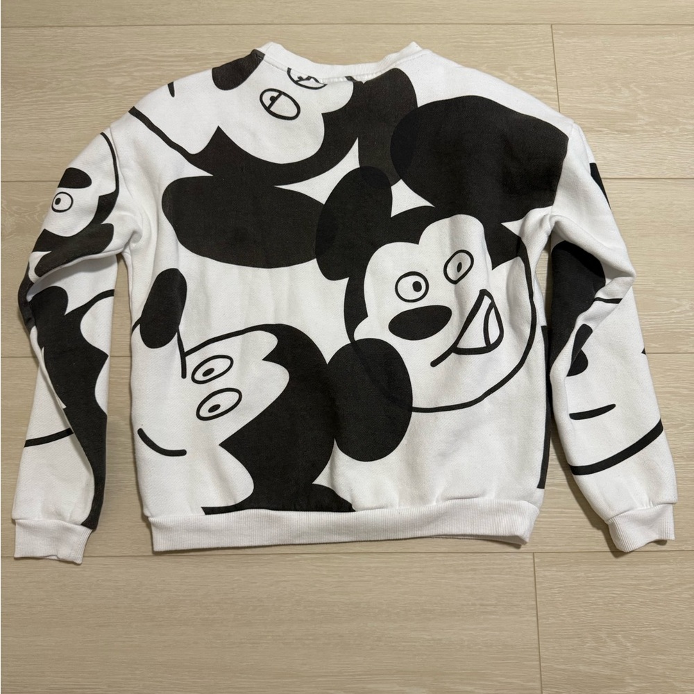✨Disney Artist Series Unique Black White Mickey Sweater - Picture 9 of 12